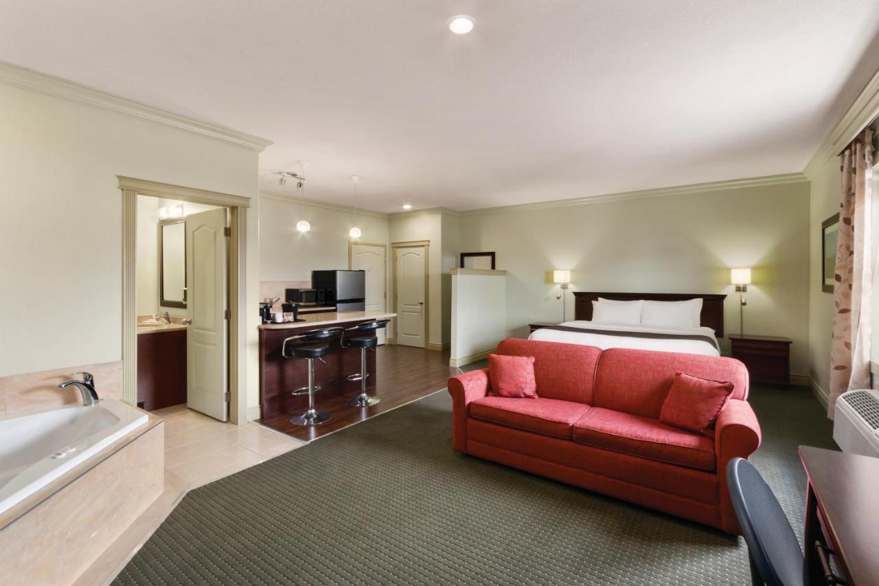 Quality Inn & Suites Whitecourt Exterior photo