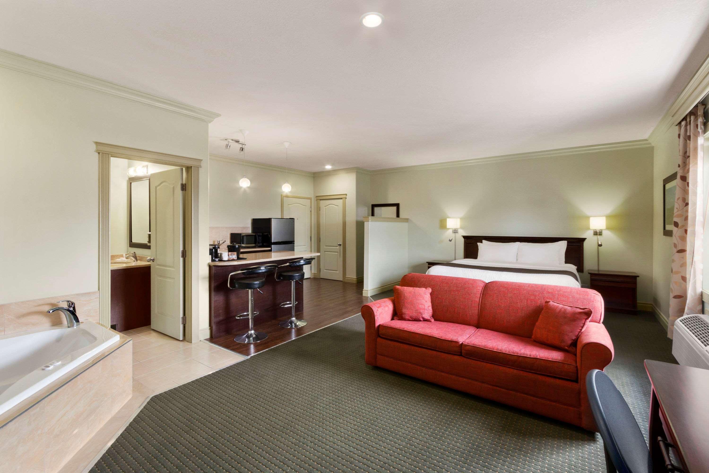 Quality Inn & Suites Whitecourt Exterior photo